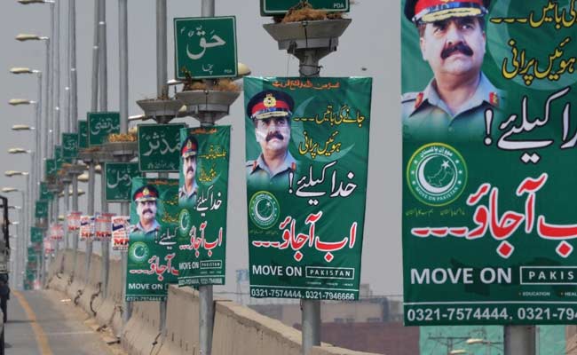 پاکستان میں راتوں رات لگے بینرز میں فوجی سربراہ سے مارشل لاء نافذ کرنے کا اعلان